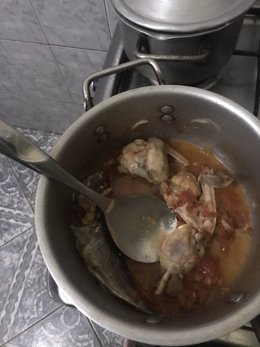 FilhodeDick's tweet photo. Tou em casa só com meu irmão mais velho... Ele queria caril de peixe e eu caril de frango, então resolvemos fazer isso 😭😭 https://t.co/fTJZyPjVpw