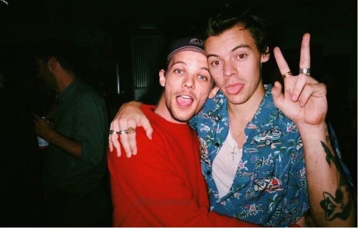 habilling's tweet photo. Lights { au larry } 

Os holofotes, sorrisos forçados, as danças e a bandeira em seus braços, escondem a verdadeira prisão que Harry vive. O homem símbolo da liberdade na verdade vive preso. Mas quando o cantor conhece Louis e sua filha, ele sente vontade de voltar a voar. https://t.co/m2baZMZGZO