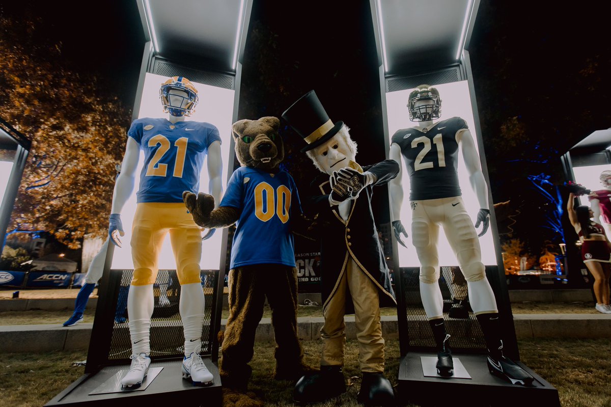 etzelagency's tweet photo. Highlights from the 2021 ACC Football Championship Fan Fest. The fans brought the energy and the setting could not have been better!

📸: @Tbailes875 + @shotbyalexc https://t.co/DCARMweboc