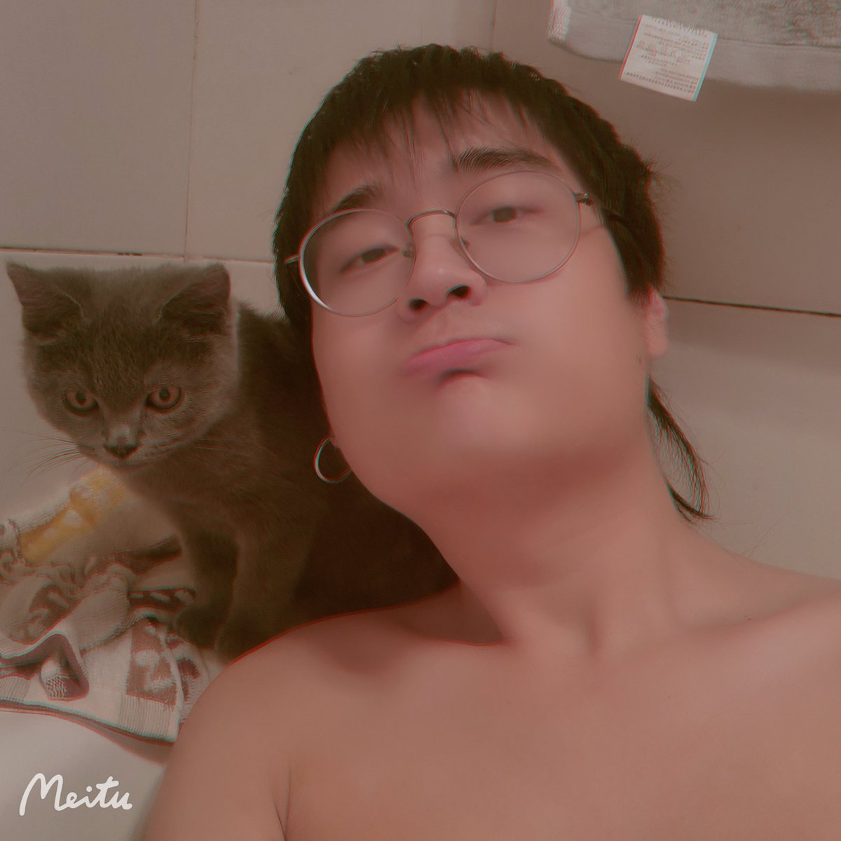 離開上海之前的最後一張照片啦。
別說再見啦。
來自一段青春死去前的傷感。