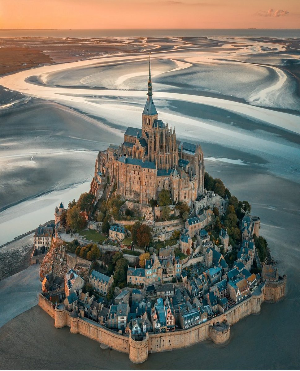🇫🇷 Magnifique photo du Mont Saint Michel ! 🤩
🌞 Très bonne journée à tous et belle semaine ! 🍀 💛

📸 Daniel Ragazzini
