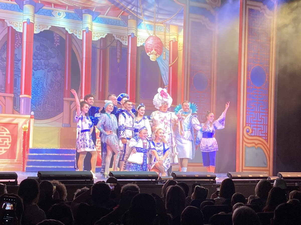 We had a great time <a href="/VenueCymru/">Venue Cymru</a> last night watching #VCAladdin the kids loved it ♥️