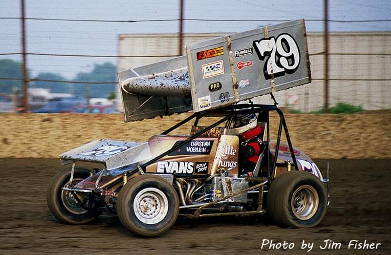 Today's Photo of the Day features Gary Fisher aboard the Evans Bottle Shop entry racing with the <a href="/ASCoC/">Amiyah Scocca</a> during a 1990 event <a href="/kokomospeedway/">Kokomo Speedway</a> 

📷 Jim Fisher

All the News that's fit to Sprint. Hoseheads.com