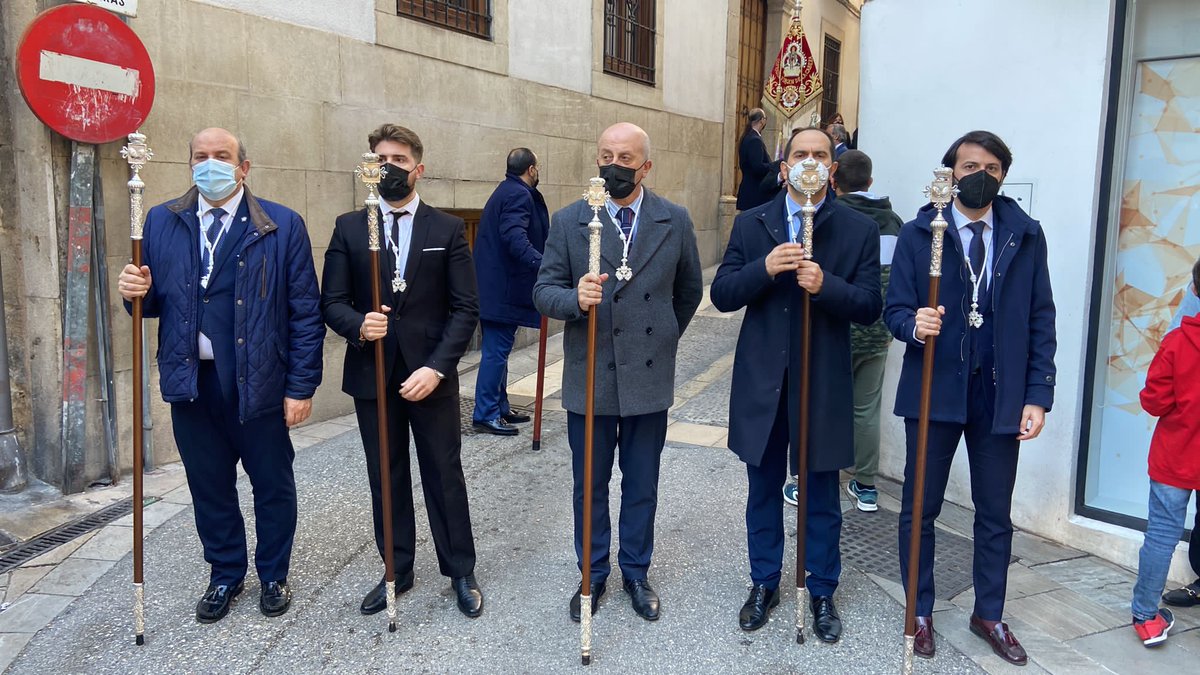 Y en el día de hoy, una representación de nuestra Hermandad ha participado en el traslado de la Virgen del Amor desde la parroquia de la Merced hasta el colegio Divino Maestro.

#LosEstudiantes