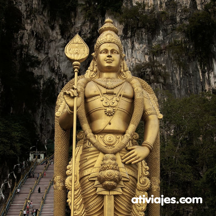 ativiajes's tweet photo. 🌄 😍
Las Cuevas de Batu es la excursión más popular en Kuala Lumpur. Se llega fácilmente en transporte público, el santuario se eleva sobre una colina de piedra caliza y está formado por varias cuevas y templos, todos ellos adornados con numerosas estatuas hindúes. 
#atilugares https://t.co/tIPIMSiDtz