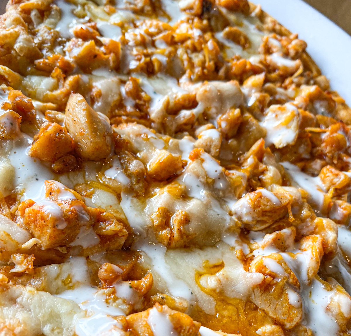 bayoucitywings's tweet image. You can’t beat the combo of Buffalo chicken and pizza 🥰🤤#buffalochickenflatbread #buffalochickenpizza #chickenpizza #pizza #houstonpizza