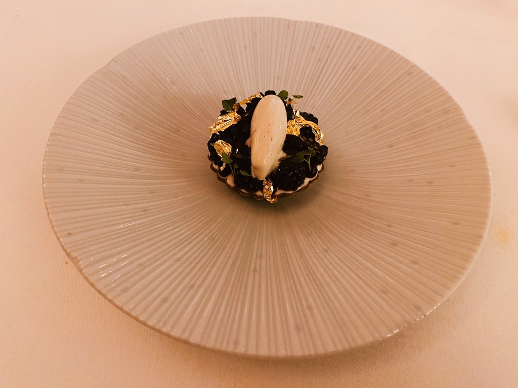 MichelinGuideUK's tweet photo. Delicious blackberry, lemon &amp; hazelnut tart by pastry chef Laura, under the watchful eye of @dhrishikesh @gilpinhotel 
#HRiSHirestaurant #Teamwork #LakeDistrict #MICHELINStar https://t.co/ZKU24qYU29