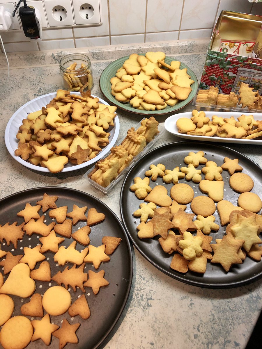 SoloTravelStory's tweet image. Spent the weekend making a 2.5kg batch of Christmas cookies. I’ve also got parts for a house but building this tomorrow. 

Happy third advent 🌟 Only one more to go 🎄🎄🎄🎄🎄🎄🎄🎄

#ThirdAdvent #ChristmasBaking