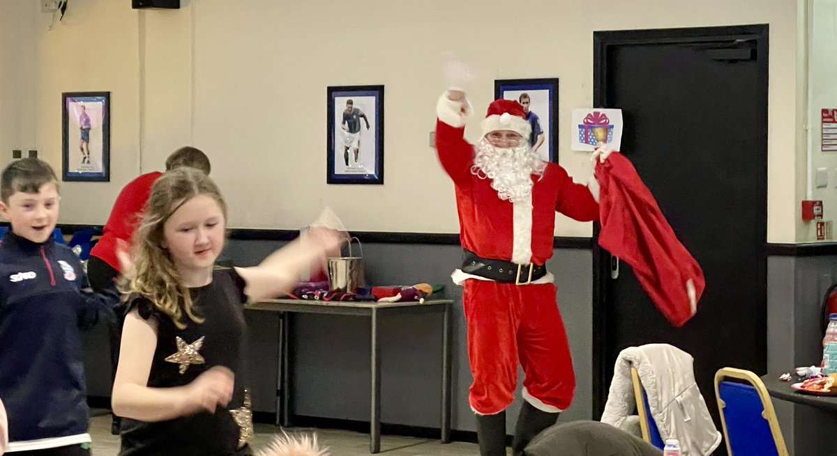 PhilMass3y's tweet image. Community at the heart of @RochdaleHornets annual Christmas 
party today🎄
Great to see Santa, some of the team, and above all everyone having a great time!
#RugbyLeague #Family #GreatestGameOnEarth
Stuck for a present 🎁 Season Tickets are on sale NOW 🎟
hornetsrugbyleague.co.uk/article/975/be…