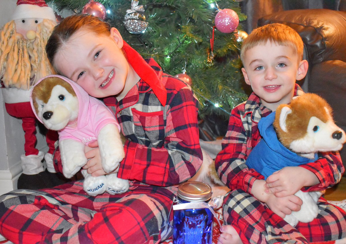 nursemrsabbott's tweet photo. Still made up with their LaplandUK trip which was the most magical day EVER 🎄🎅🏻🎁❤️ #laplanduk #christmas2021 #festive #fatherchristmas #husky #presentfromsanta https://t.co/fWe52ehAVD