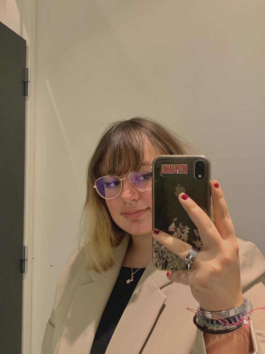 alyamnss's tweet photo. with ma tenue de noël :) #powerfuLGBTQIA https://t.co/b0IHpsWCLS