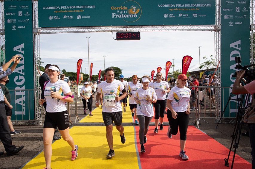 TerezaCrisMS's tweet photo. Domingo de corrida e solidariedade! Quase 4 mil pessoas participaram da corrida do #AgroFraterno. Os participantes doaram mais de 9 toneladas de alimentos, que foram direcionadas para 2 instituições do DF: Associação Casa de Apoio de Ceilândia e Instituto Reciclando o Futuro. https://t.co/qc2i0UBpOd