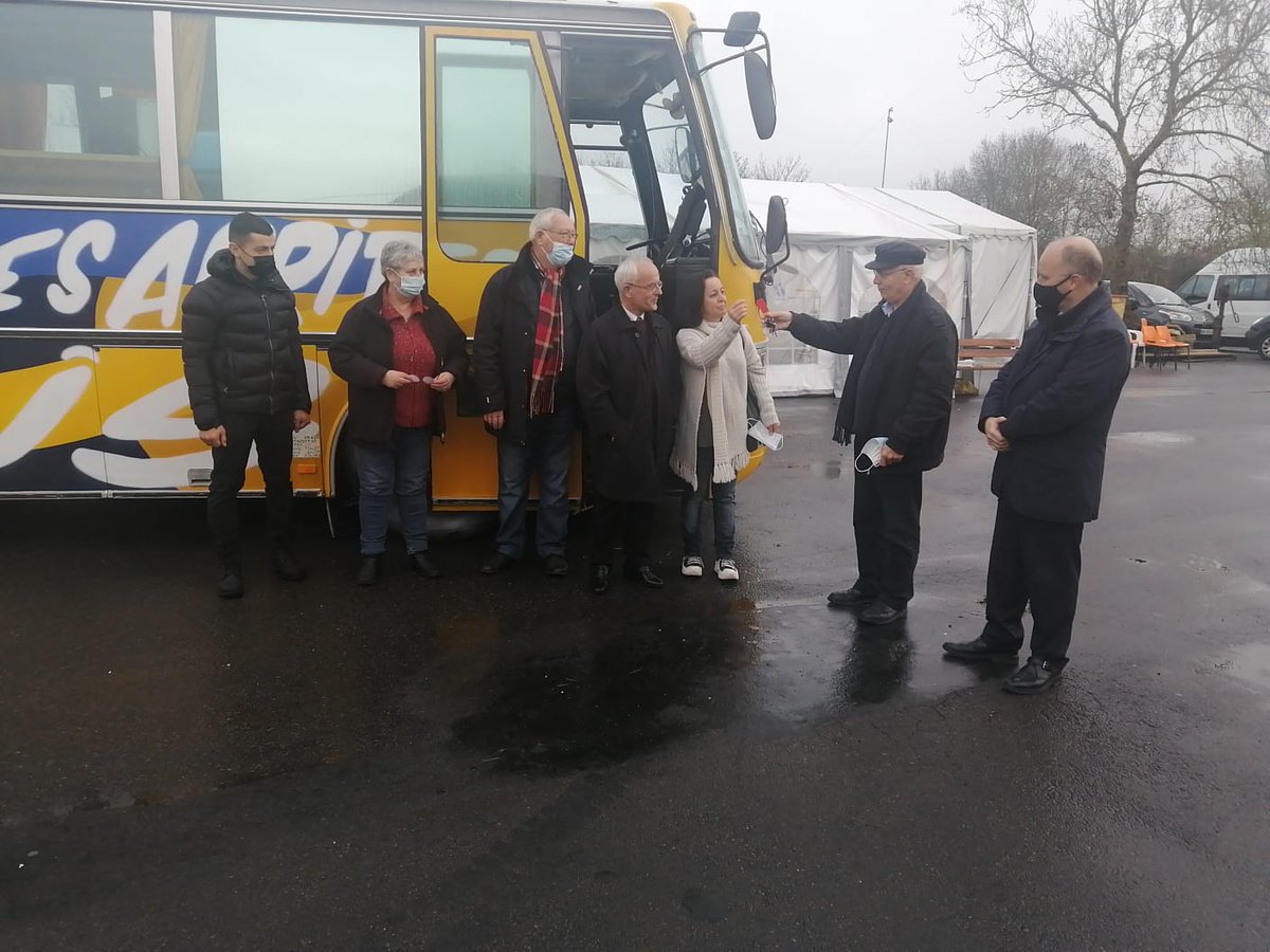 Prefet79's tweet photo. #sansabris |🚌 Le préfet des Deux-Sèvres présent ce matin à la remise des clés du "bus pour les abriter" porté par #emmausniort.
↪ Une belle initiative qui permet aux sans-abris de bénéficier d'un hébergement d'urgence.

#emmausfrance https://t.co/ZpD7jdKj6E