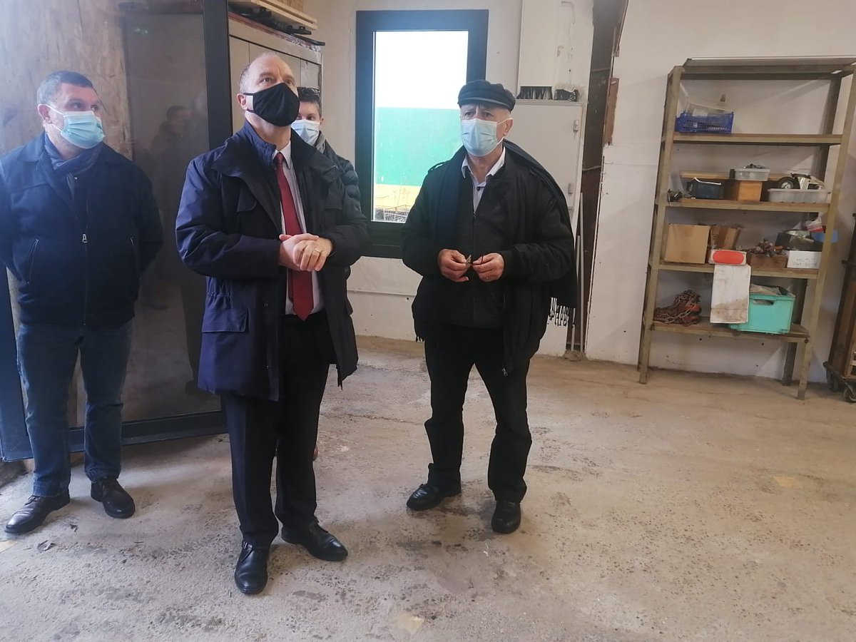 Prefet79's tweet photo. #sansabris |🚌 Le préfet des Deux-Sèvres présent ce matin à la remise des clés du "bus pour les abriter" porté par #emmausniort.
↪ Une belle initiative qui permet aux sans-abris de bénéficier d'un hébergement d'urgence.

#emmausfrance https://t.co/ZpD7jdKj6E