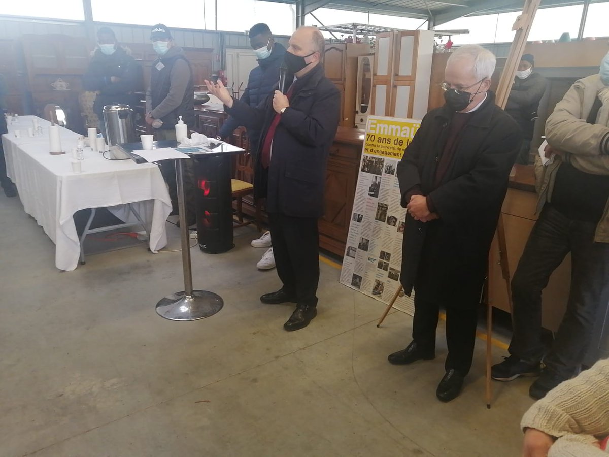 Prefet79's tweet photo. #sansabris |🚌 Le préfet des Deux-Sèvres présent ce matin à la remise des clés du "bus pour les abriter" porté par #emmausniort.
↪ Une belle initiative qui permet aux sans-abris de bénéficier d'un hébergement d'urgence.

#emmausfrance https://t.co/ZpD7jdKj6E