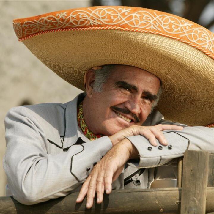 arca4real's tweet photo. México esta de luto 😭 El mundo de la música está de luto 😭 Acabamos de perder al rey de la música ranchera 👑 Don @_VicenteFdez 🙏🏽 Envío oraciones y amor a la familia Fernández en este momento tan difícil. Mi más sentido pésame 💐 #VicenteFernandez #enpazdescanse #elrey 👑 https://t.co/uLdL78oWvI