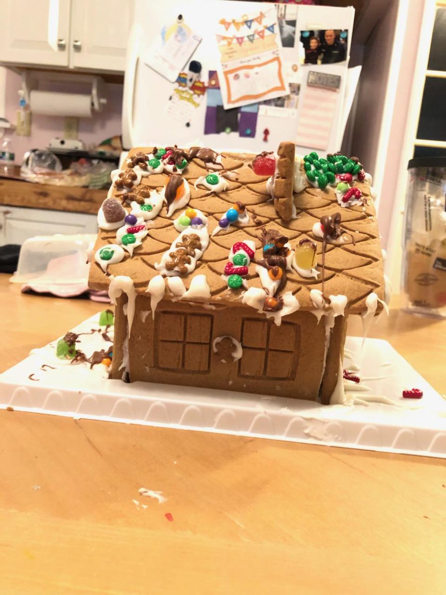 com1flash's tweet image. #GingerbreadHouseDay
Decorated by my 4 yo granddaughter