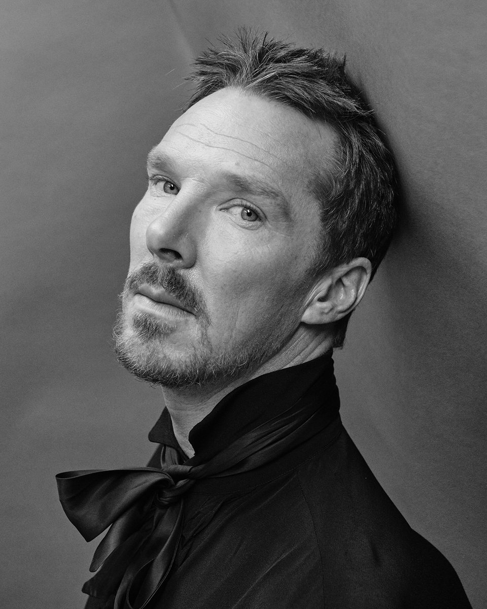 TheatreHD's tweet photo. Еще одна стильная фотосессия Бенедикта Камбербэтча для The New York Times. Журнал назвал Бена одним из лучших актеров 2021 года, и неудивительно: роли у него в этом году одна интереснее другой. Вот бы еще на театральной сцене он нас порадовал!🤞 https://t.co/B69ZdBkLUA