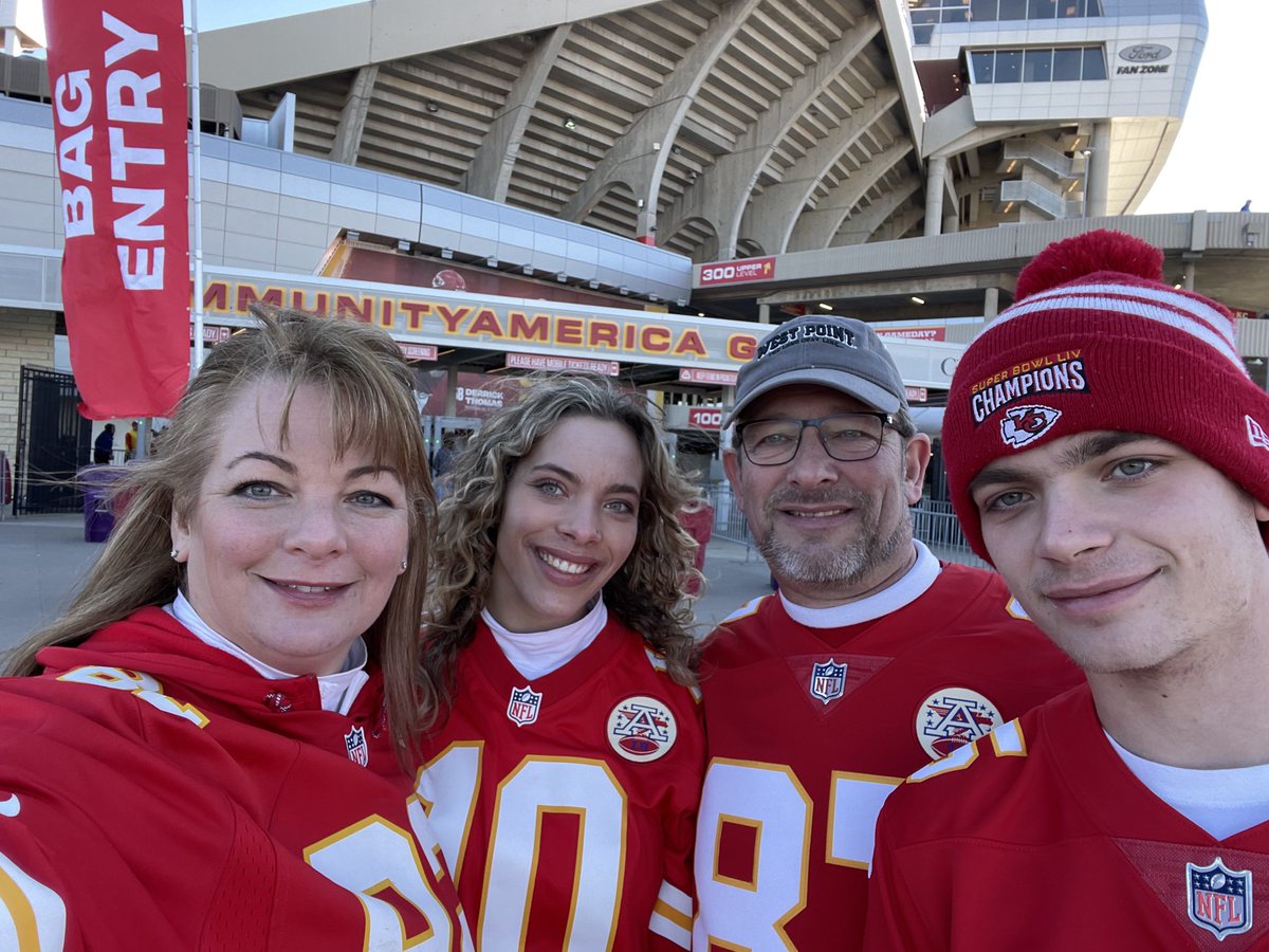 EmmaBlaker1's tweet photo. All the way from England!! 🇬🇧   Let’s go #CHIEFSKINGDOM https://t.co/yDtIcW7ch6