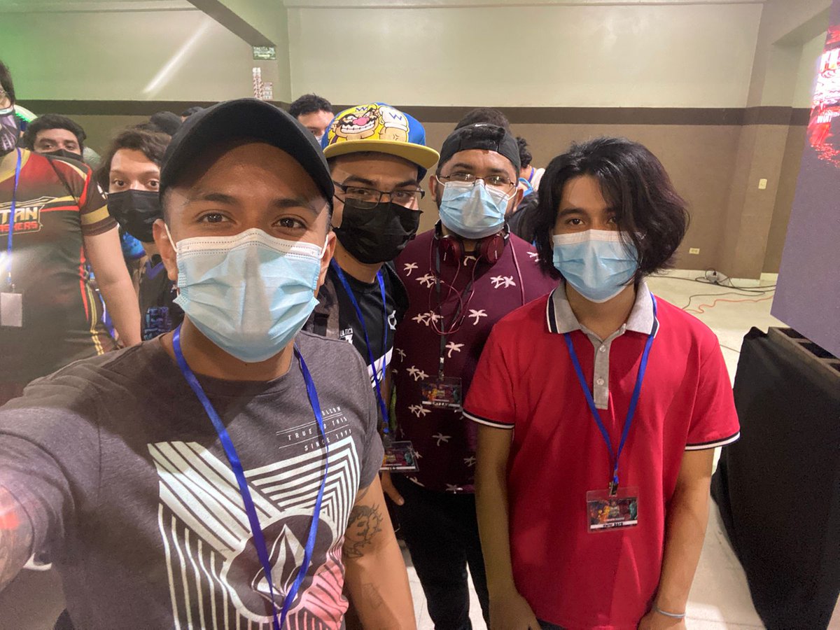 umyzav's tweet photo. Para el recuerdo! @YeiMK_ssb @VIVF1237 @ValarZero #animeworldconvention #sps #Honduras https://t.co/yt0otaHoP0