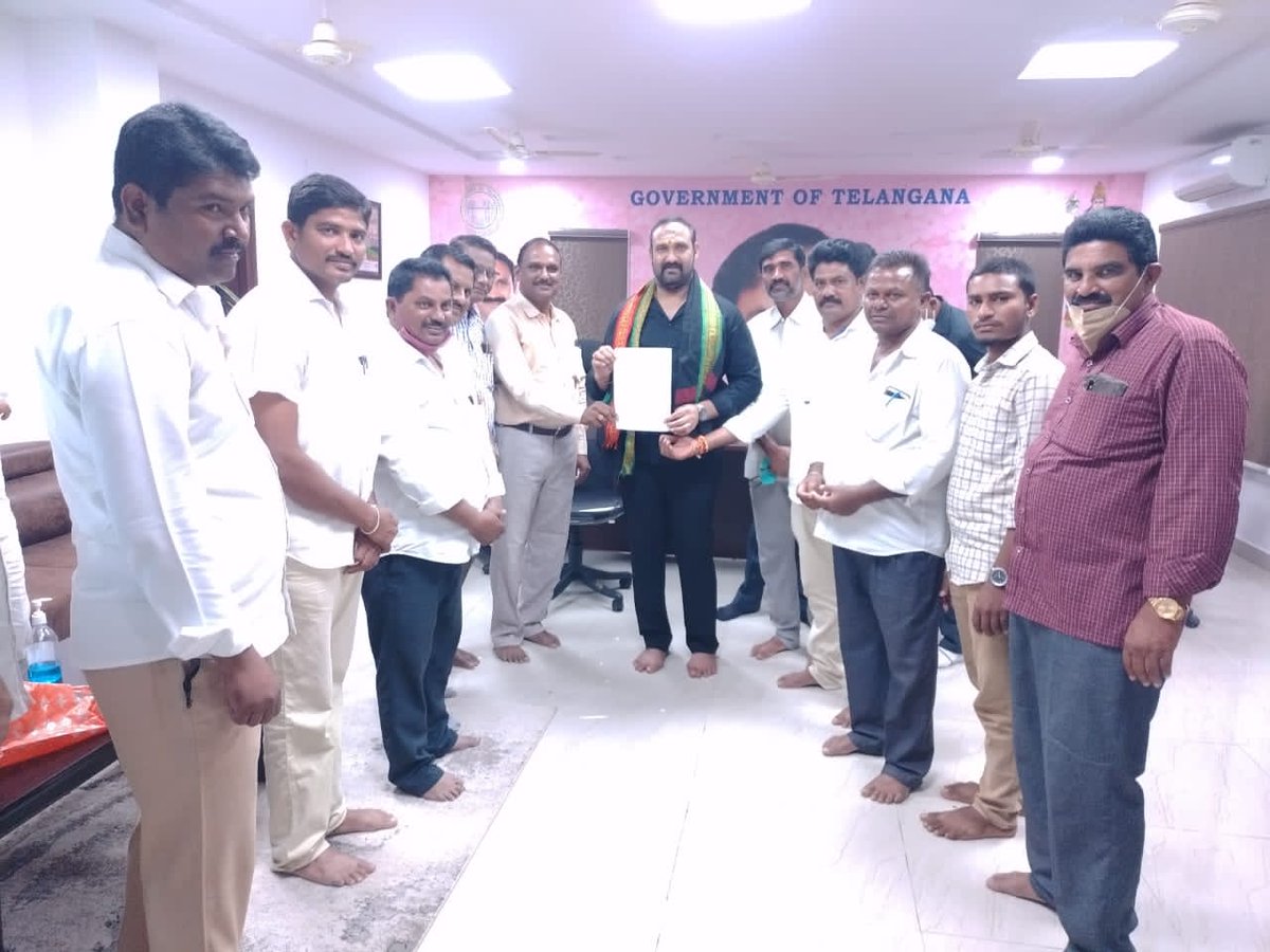 GOPI9288's tweet photo. To co-operate in the construction of #BanjaraBhavan in Kodad town. Tribal Employees Welfare Association and Tribal United Action Group Under the auspices
Petition to MLA Bollam Mallaiah at Kodad MLA camp office on Sunday Handed over.@KTR_mark @TrsKavitha @kcrunofficial
@KCR_Army https://t.co/KKtiw2tUp5