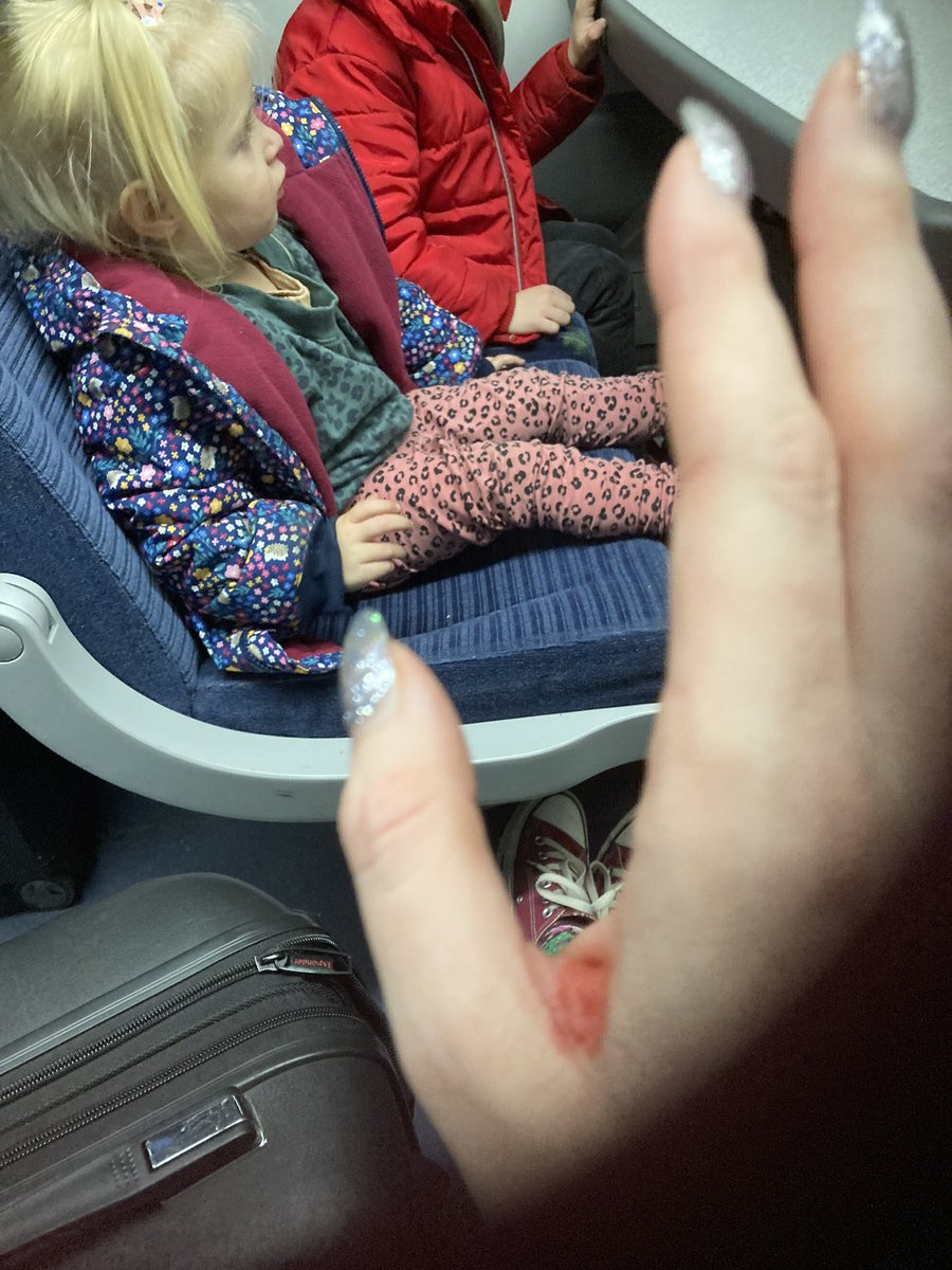 alixodonovan's tweet photo. @LNER you should have staff helping those to pboro you just kicked off the 14:03 that had just got back into@kings cross I can’t at 8 months pregnant with a suitcase and pram and two kids run that far that fast! Awful ! Honestly my 5 year old screaming tears lost in a station! https://t.co/BWOle6L0pV