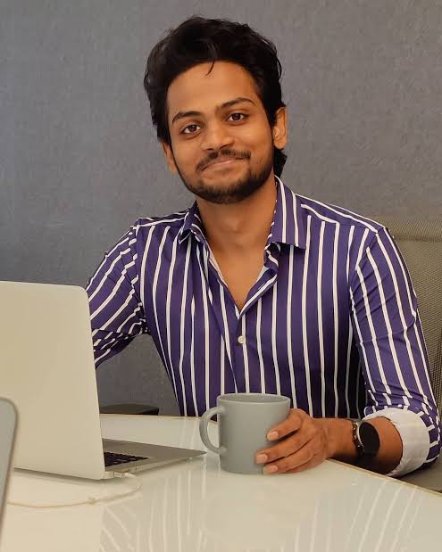 sathish179600's tweet photo. He is talented
He is genuinely playing his game
He is very matured enough
He is very hard working
He respects human emotions 
Basically he won so many supporters /fans❤️❤️❤️❤️❤️
 #TitleConquerorShannu
He deserves the title ~#BigBossTelugu5 @shannu__7 https://t.co/E9MGs3OanD