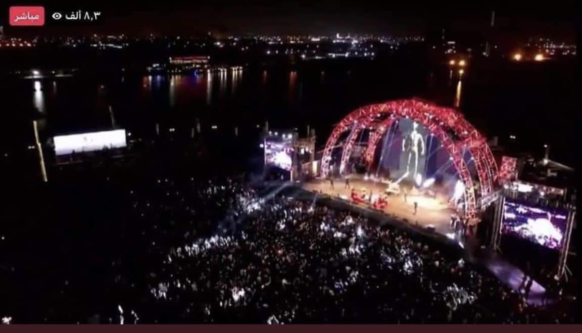 ali_alifadhil's tweet photo. بعيداً عن الهدايا وتقبيل الايادي بحفل محمد رمضان المثير للجدل فأن الشى المؤكد الوحيد والحقيقي بالحفل الذي رأيناه هو أن الجمهور الذي حضر الحفل كان اكثر من جمهور الولائيين مجتمعين في الانتخابات !
فعلى الاطار التسويقي مراجعة سبب خسارتهم في الانتخابات .
#رمضان_يجمعنا https://t.co/Jt89T9R4OE