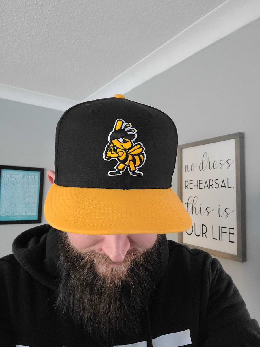 I don't own any Tiger Cats gear, so I'm rocking the  Salt Lake Bees black and yellow today for Grey Cup Sunday 🏆

#GreyCup2021 #GoTabbies #EatEmRaw