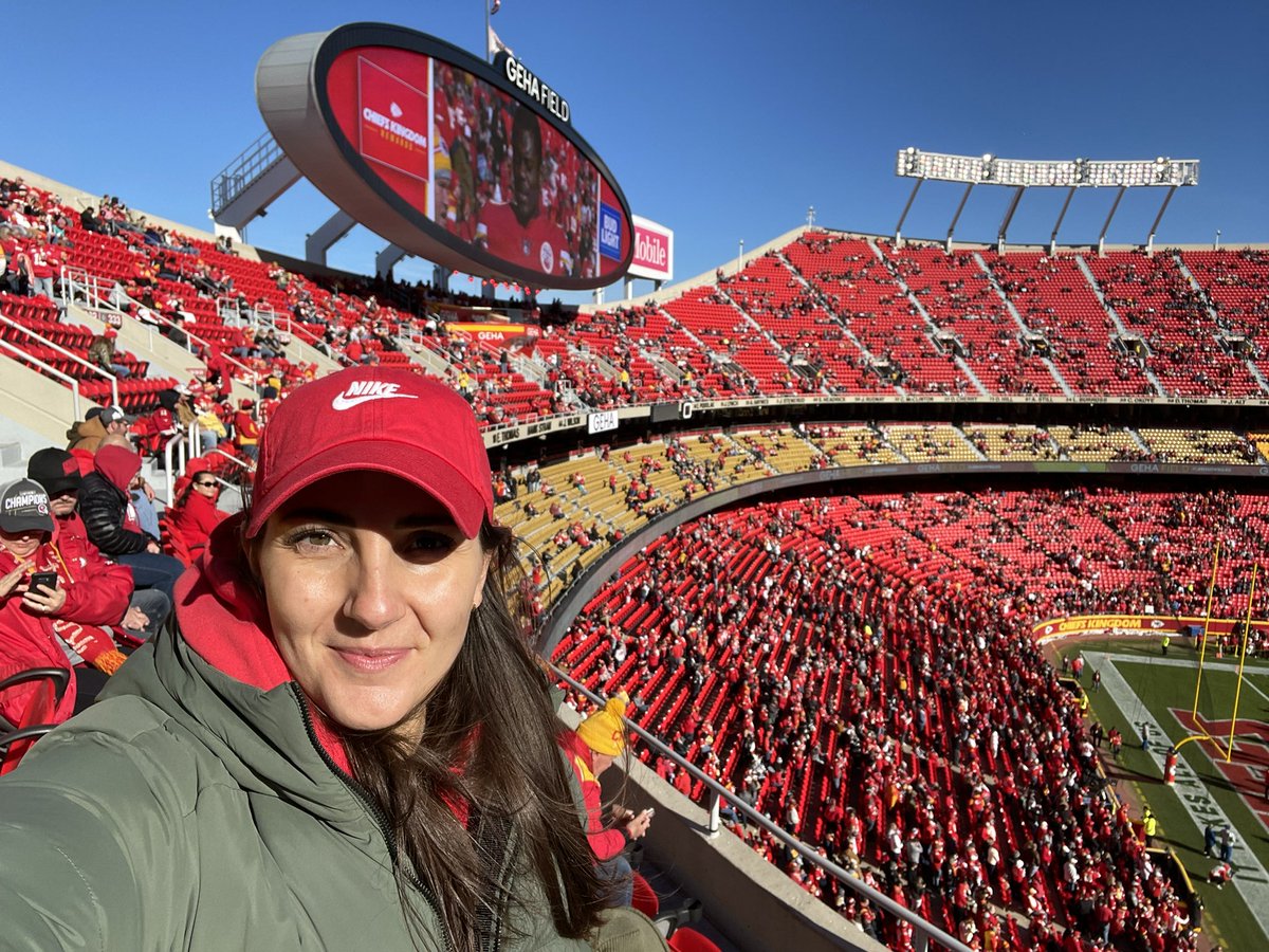jelicmm's tweet photo. Liebe Grüße aus dem #Arrowheadstadium gehen ganz besonders an meinen Hubby Chris ❤️ und an seinen Buddy Nico, die gerade aus Ulm zuschauen - Hallo 🙋🏻‍♀️ . Natürlich auch liebe Grüße an das #ranNFL Team 😎✌🏼#ranNFLsüchtig @Icke41 https://t.co/TijfQOXLJJ
