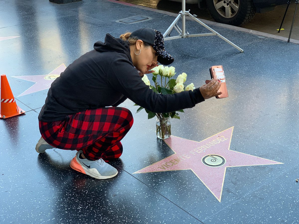 TheScenestar's tweet photo. Fans are gathering at Vicente Fernández’s star at the Hollywood Walk of Fame &amp; flocking to LAX to fly to his funeral.

His star is located at 6150 Hollywood Blvd by El Centro between Amoeba Music &amp; the Fonda Theatre.🌹 #Chente #ChenteSigueSiendoElRey #VicenteFernandez #RIPChente https://t.co/kn48iX07Bg