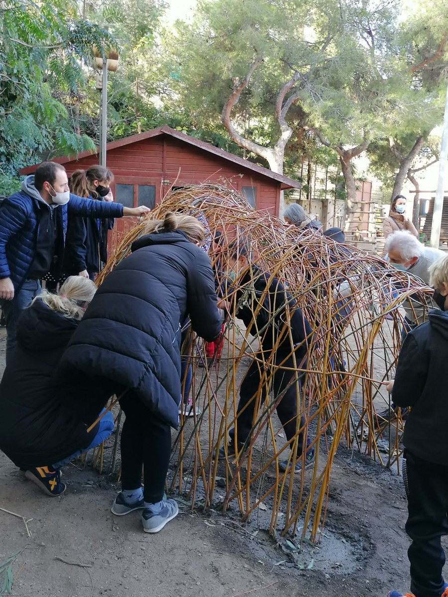 Ja la tenim! Entre tots i totes hem construït la cabana de vímet que van dissenyar els alumnes de 3r.  Gràcies per fer-ho possible #famílies #VoltesCooperativa #patiprojecte