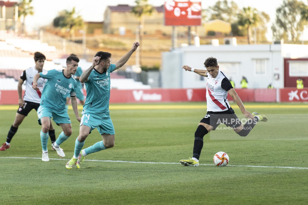 HikaVisual's tweet image. Fotografías del encuentro entre Sevilla Atlético y Real Madrid Castilla

 🔴⚽️⚪

Dale MG y RT si te gusta mi trabajo!