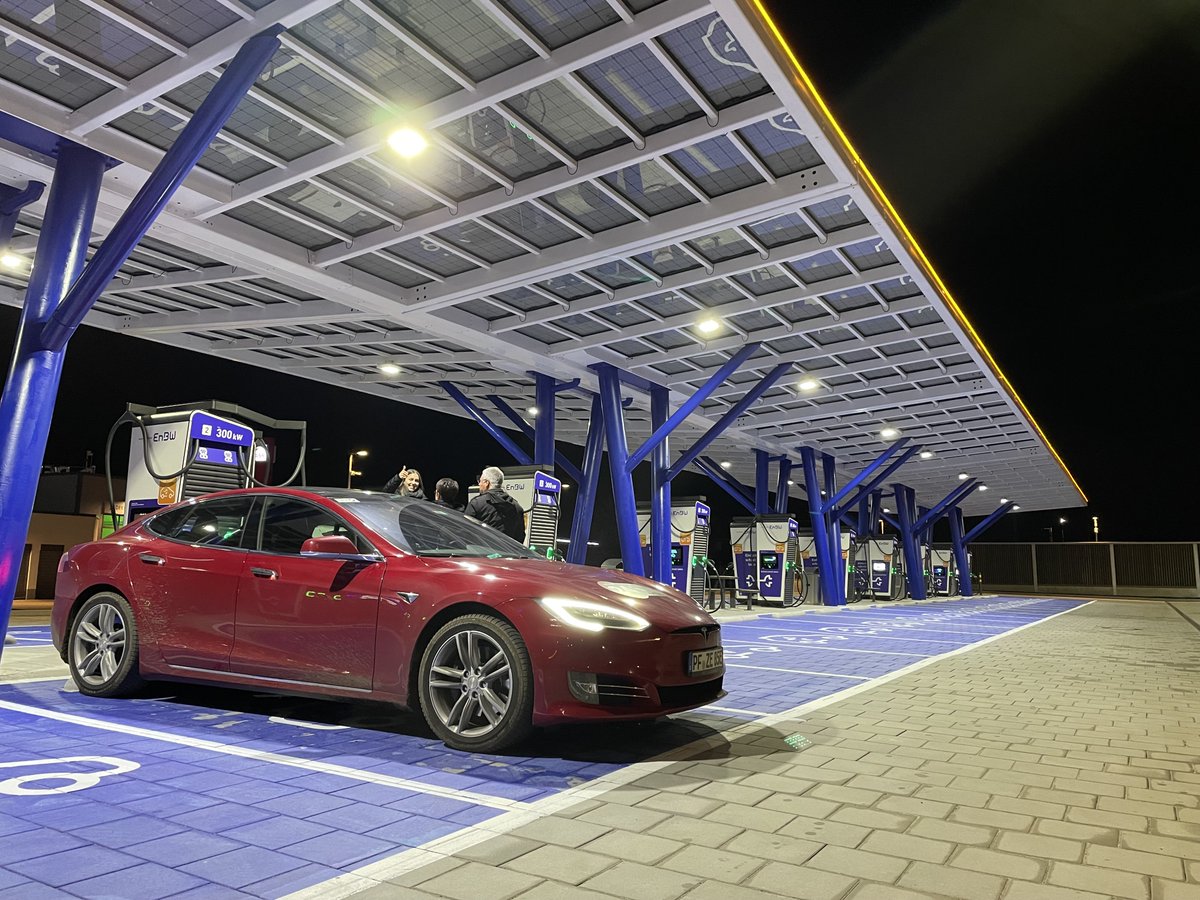 MineCooky's tweet image. Die 800 km zum @EnBW #Ladepark in Kamen und zurück war es auf jeden Fall wert. 😍

26x 300 kW #Hypercharger mit insgesamt 52 Schnellladepunkten. Dazu ein #WC, #WLAN und gemütliche #Sitzgelegenheiten. Natürlich alles #überdaacht und beleuchtet.