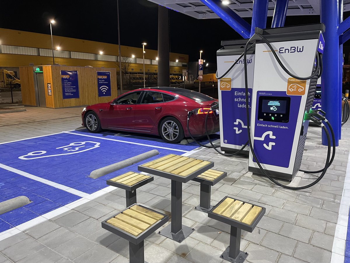 MineCooky's tweet image. Die 800 km zum @EnBW #Ladepark in Kamen und zurück war es auf jeden Fall wert. 😍

26x 300 kW #Hypercharger mit insgesamt 52 Schnellladepunkten. Dazu ein #WC, #WLAN und gemütliche #Sitzgelegenheiten. Natürlich alles #überdaacht und beleuchtet.