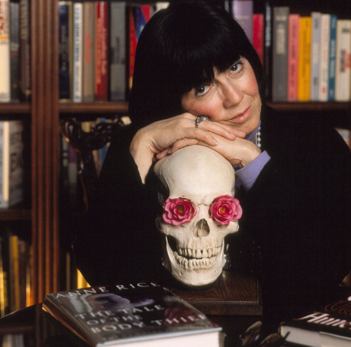 Reva_Clarimonda's tweet photo. Murió a los 80 años Anne Rice, escritora de horror que revolucionó el género con sus Crónicas Vampíricas, cuyo volumen 'Entrevista con el vampiro' se convirtió en un clásico del cine. Vendió más de 100 millones de ejemplares de sus libros. Descanse en paz, reina de los vampiros. https://t.co/FzpRBn3GCw