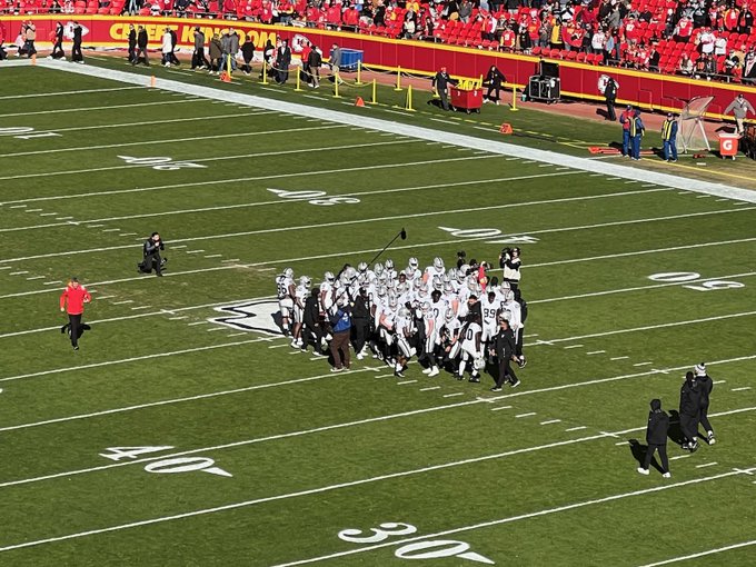 Raiders stand on Chiefs' logo at midfield to taunt them pregame