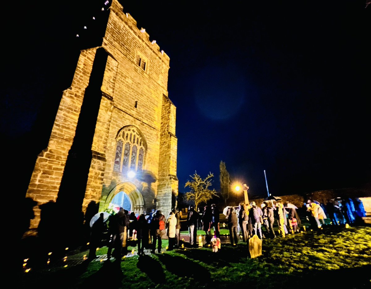 stmarysbattle's tweet photo. CAROLS IN THE CHURCHYARD 
Nearly 90 of us sang carols in the rain last night with mulled wine, hot chocolate &amp; mince pies afterwards -
we are looking forward to doing the same next year! Thanks to all who came! Carols by candlelight next Sunday at 6pm (inside &amp; without the rain!) https://t.co/KMOp1z2ROt