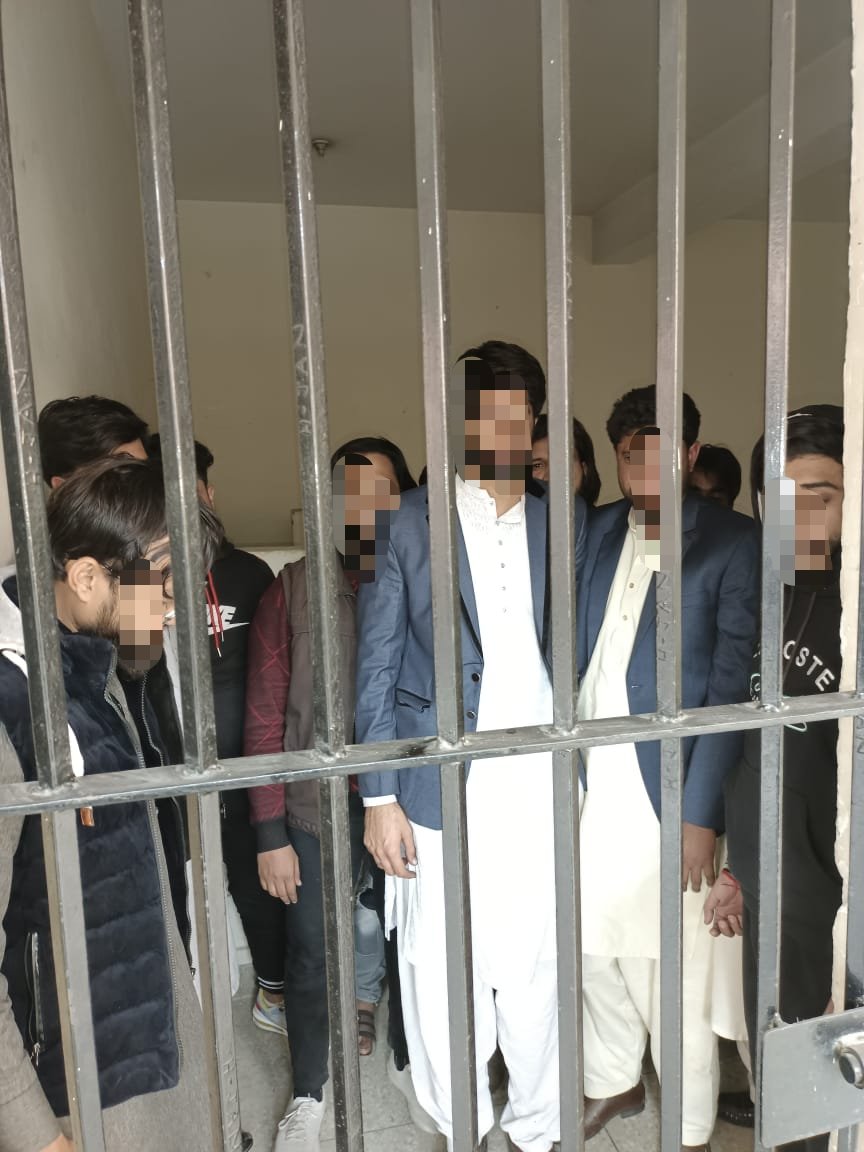 spmodeltown's tweet photo. آپریشن ونگ تھانہ ماڈل ٹاؤن کا شیشہ پارٹی پر چھاپہ،
شیشہ پینے میں مصروف 12 نوجوان گرفتار، 
"نوجوان نسل کی بربادی کا سبب بننے والے عناصر کسی رعایت کے مستحق نہیں ہو سکتے،" ایس پی ماڈل ٹاؤن صاعد عزیز https://t.co/SqjWtqrANZ