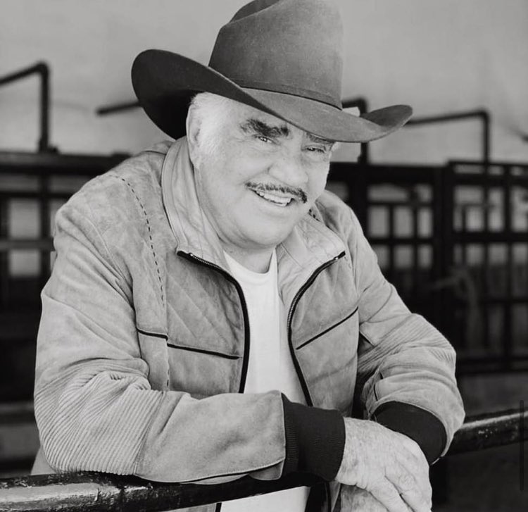Con esta imagen la familia de <a href="/_VicenteFdez/">Vicente Fernandez ®</a> confirman que ha fallecido uno de los grandes ídolos de la música mexicana. 
Nuestro querido Vicente Fernández murió hoy 12 de diciembre a las 6:15am a los 81 años de edad.
#epd #cotilleando #cotilleolatino