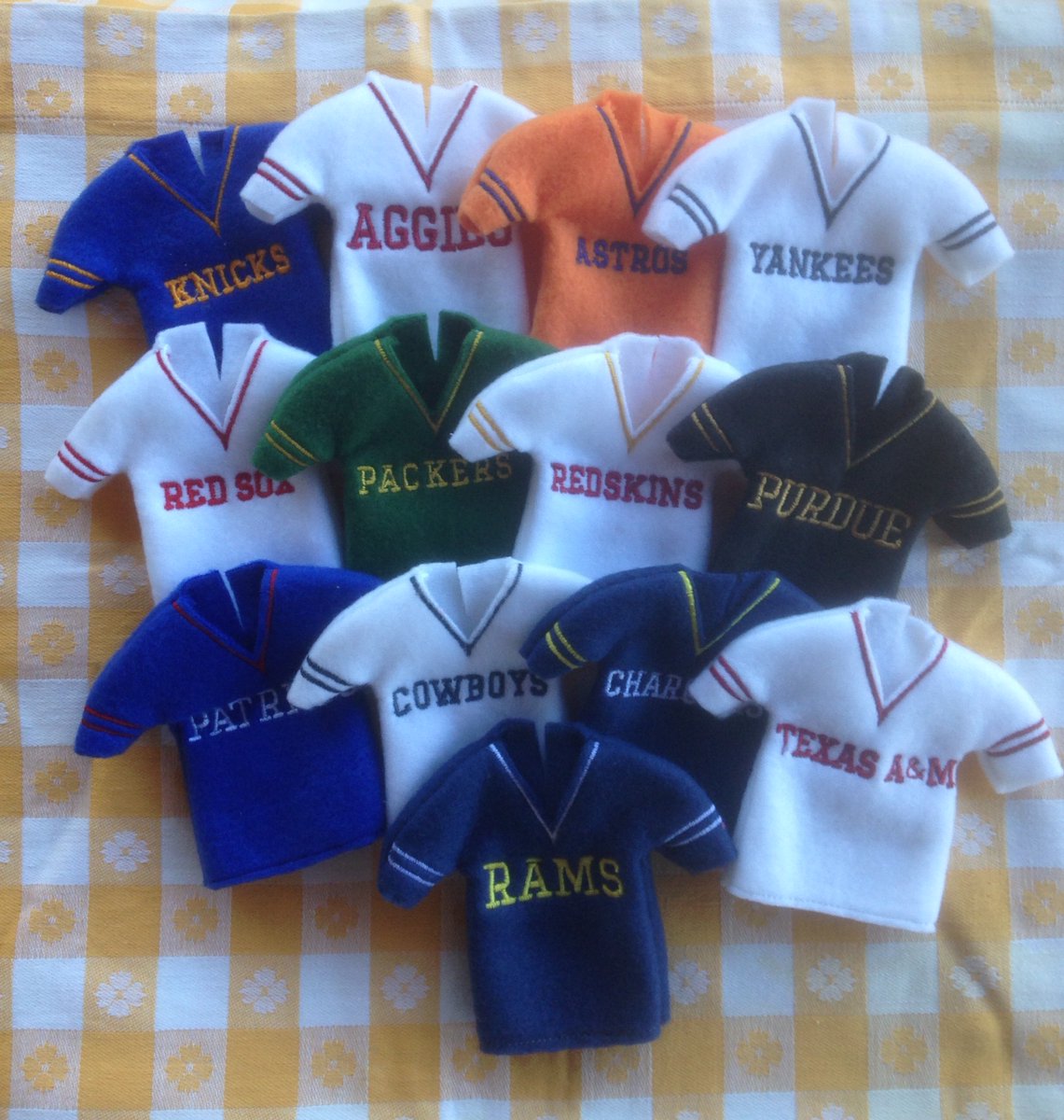 LemonadesCreate's tweet image. Dress your elf with his (your) favorite team sweater. Custom made! Save $5 using code Save5 on orders $25 or more or save $1 on any order. etsy.com/shop/Lemonades…