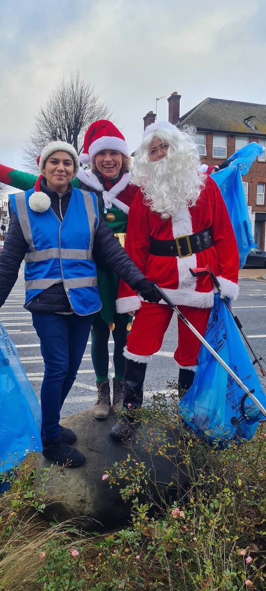 FerozDiva's tweet photo. Keeping Northolt Clean this Christmas with 'Team LAGER Can' #northolt #cleanyourstreet #marrychristmas #NortholtMandeville https://t.co/kQHRNiKgAo