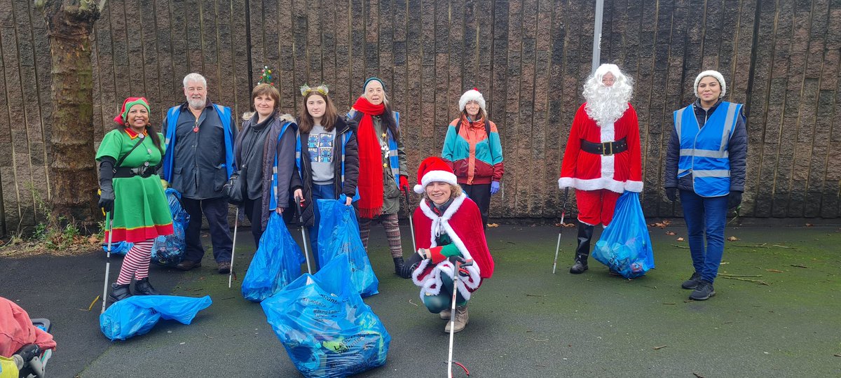 FerozDiva's tweet photo. Keeping Northolt Clean this Christmas with 'Team LAGER Can' #northolt #cleanyourstreet #marrychristmas #NortholtMandeville https://t.co/kQHRNiKgAo