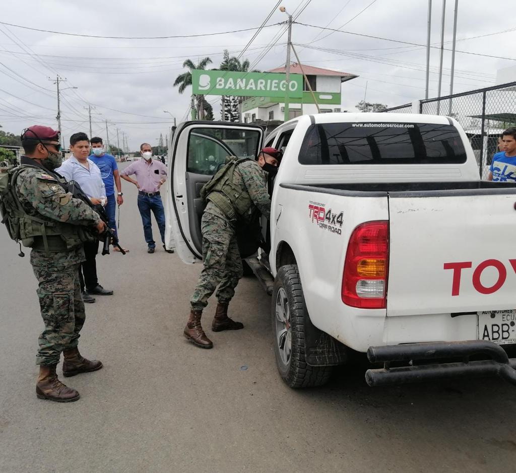 FFAAECUADOR's tweet photo. #LosRíos | Efectivos militares, realizan operaciones de #CAMEX en el cantón #Palenque, lugar donde se decomisó 01 arma de fuego, 08 municiones cal 9mm. y una alimentadora las evidencias junto con un ciudadano aprehendido fueron entregadas a las órdenes competentes.
#FFAACamex https://t.co/Jn0VVQFdsr