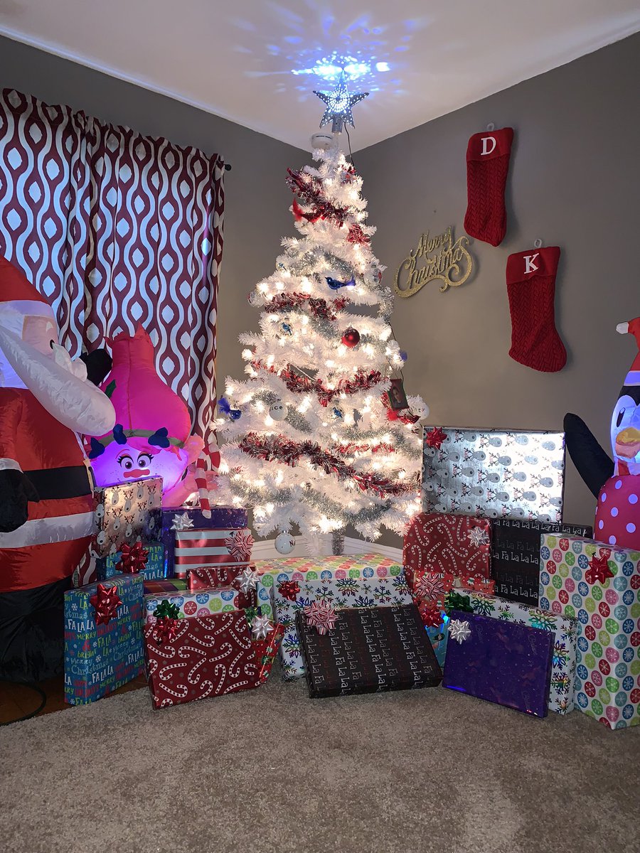 NORTHSIDESWISS's tweet photo. When i catch Santa im whippin his ass 🤣
This ish a lil pricey. Im lying alot pricey.

I LOVE MY KIDS. 
Work hard , be positive &amp; enjoy life. 

#Daddyclause #wealmostthere #Chrsitmas #2021 🙏🏼❤️ https://t.co/cprX4WBKCO