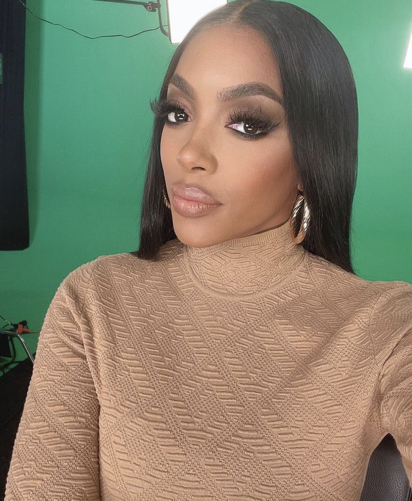 TheRhoaTalk's tweet photo. Porsha’s new confessional look for her show!😍🔥 #PorshasFamilyMatters #SimpleIsMore https://t.co/s2gvytQlu7