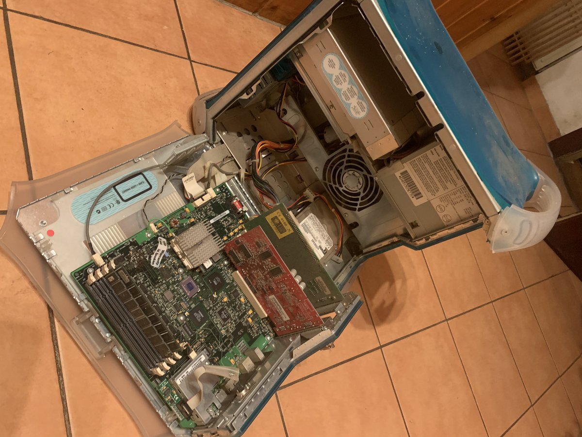 Herr_Taxifahrer's tweet photo. *schnief* *heul* *flenn* *seufz*
Heute ging mein geliebter #PowermacG3 zum Sperrmüll!
Incl. Leonardokarte und #zip100 Laufwerk. Hat damals 1997?zusammen gut 6000 DM gekostet. 13 GB Festplatte! https://t.co/7UnzH9FXXc