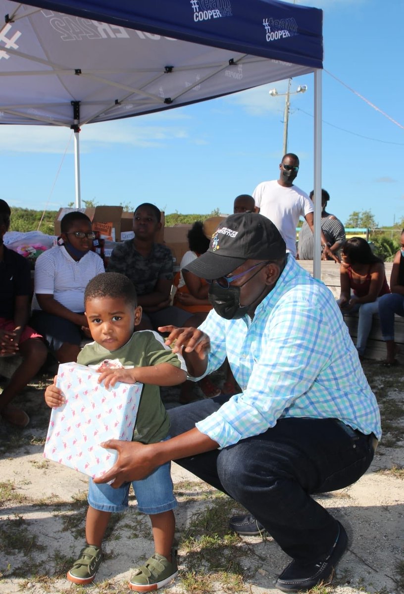 teamcooper242's tweet photo. DPM Cooper and Mrs Cooper spreads holiday cheer through all the communities of Exuma with the annual Christmas Caravan. #ExumaStrong https://t.co/zrlZuXlEpU
