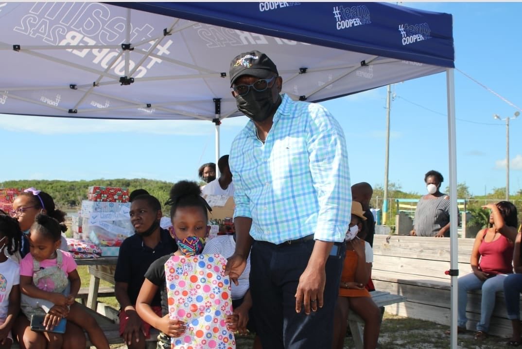 teamcooper242's tweet photo. DPM Cooper and Mrs Cooper spreads holiday cheer through all the communities of Exuma with the annual Christmas Caravan. #ExumaStrong https://t.co/zrlZuXlEpU