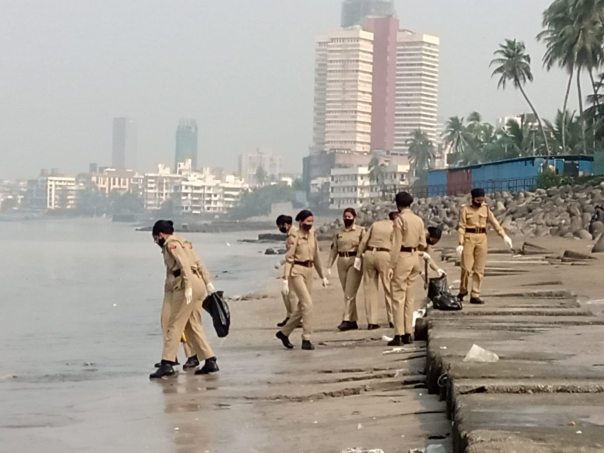 Nupur83689071's tweet photo. #PuneetSagar 

NCC CDTs of MMP Shah Women's
College &amp; DG Ruparel College of 5 Mah Girls Bn Coy 3, Mum 'A' Group &amp; Mah NCC Dte, conducted a combined Beach Cleaning Activity at Dadar Chowpati (Shivaji Park) &amp; collected 30 Kgs of Plastic Garbage.

@mumbai_group @ncc_dte @HQ_DG_NCC https://t.co/dFAymYNQOv